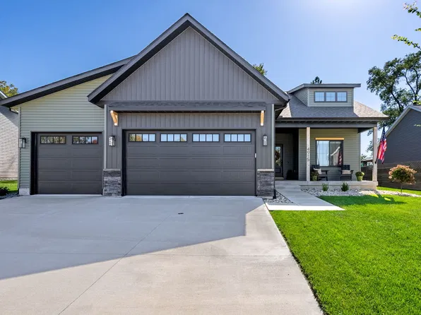 4915 Willow Cir, Davenport, IA 52806