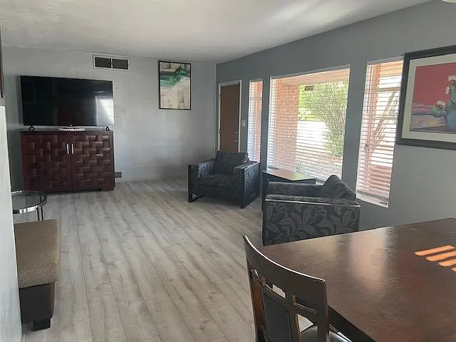 3 bed, 1.5 bath, 2015 sqft, $1,750 — Photo 2