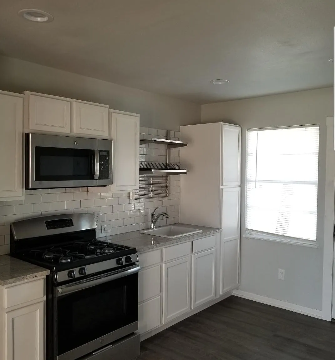 702 Urbantke Ln — Photo 4