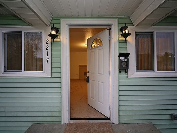 4th image of 2217 Lombard Ave