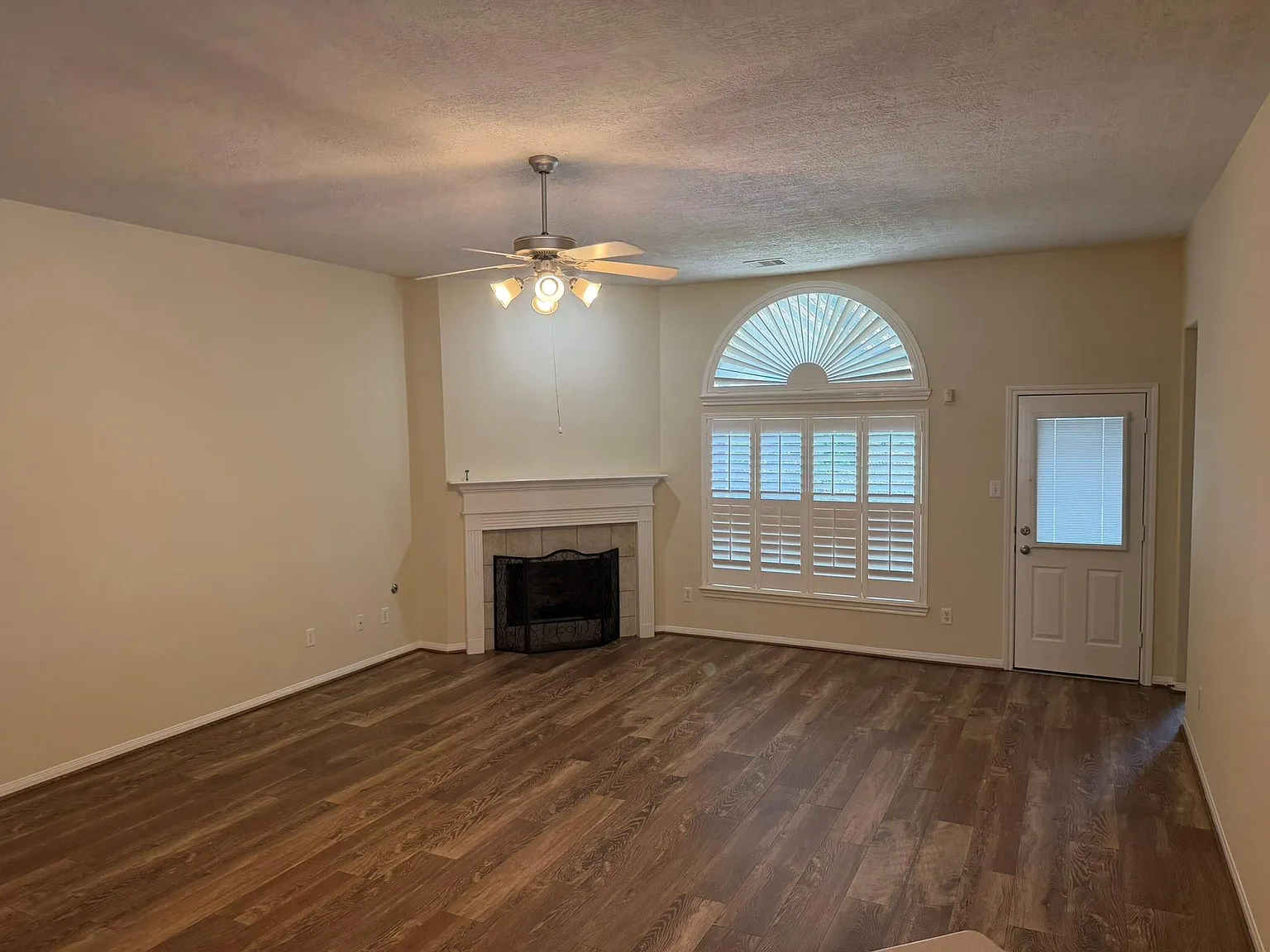 3 bed, 2.0 bath, 2164 sqft, $2,475 — Photo 3
