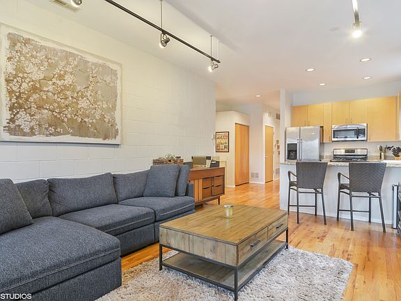 2nd image of 2031 W Evergreen Ave APT 3W