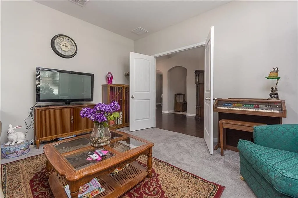 4 bed, 2.5 bath, 3157 sqft, $2,750 — Photo 3
