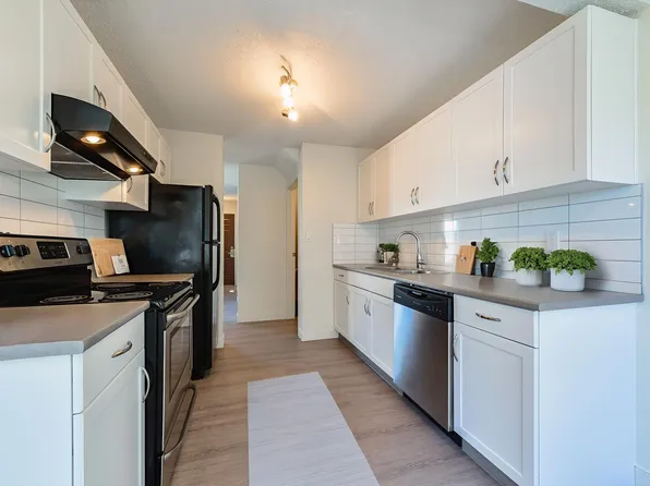 3737 26th Ave NW, Edmonton, AB T6L 5L8