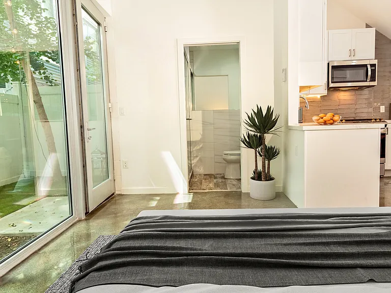 3450 Cahuenga Blvd W — Photo 11