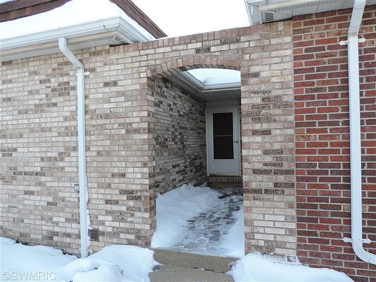 1st image of 2574 Stratford Dr