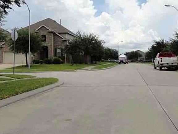 Exterior Neighborhood (street photo)