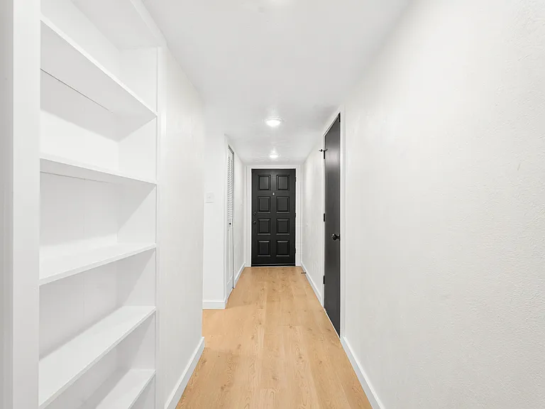 421 Parkvale Ln — Photo 5