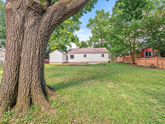 2nd image of 1821 Summit Dr