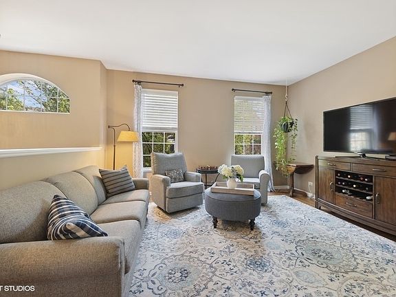 2nd image of 215 Willow Blvd #215