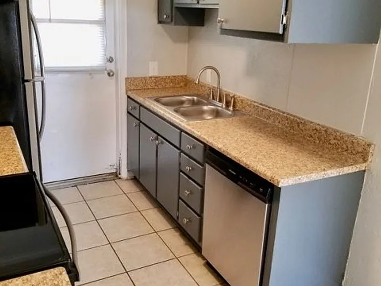 Shoreham Apartments — Photo 15