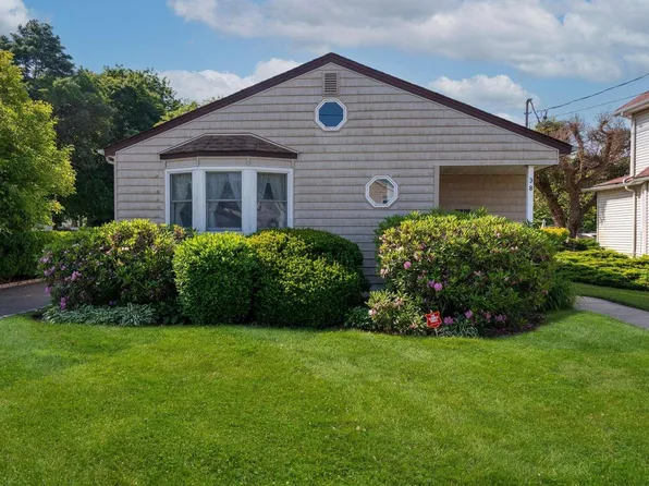 38 8th Street, Garden City Park, NY 11040
