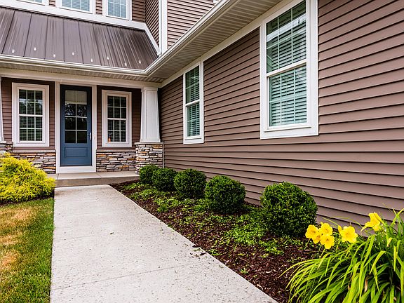 2nd image of 533 Emerald Ct