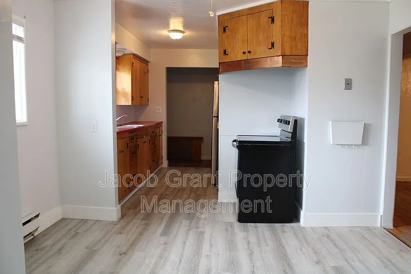 3 bed, 1.0 bath, 1504 sqft, $1,395 — Photo 2