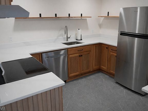 4th image of 699 Lillian Rd