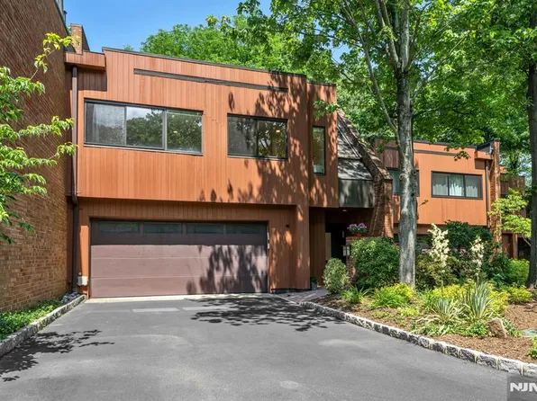 12 Kira Ln, Englewood, NJ 07631