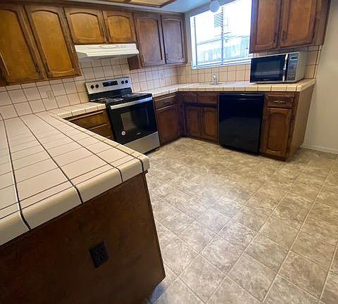 Large kitchen with lots of storage
