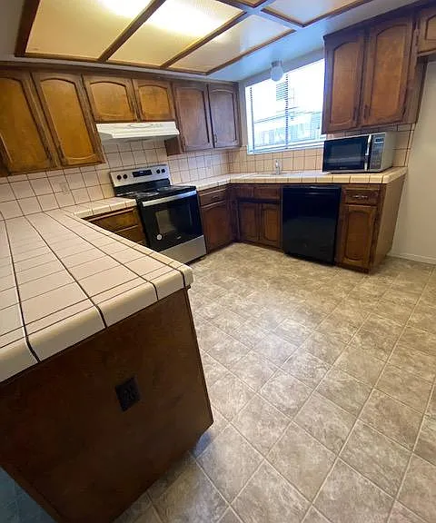 Large kitchen with lots of storage
