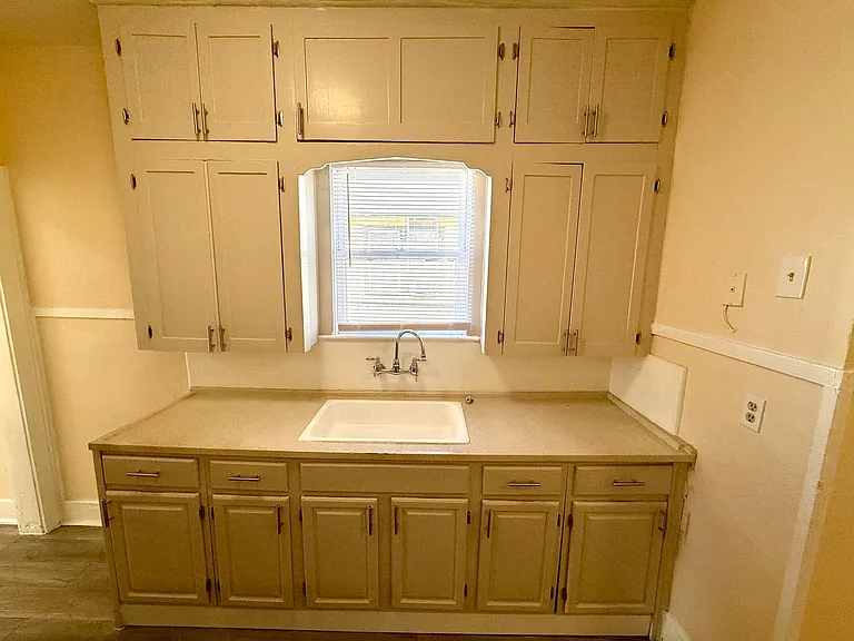 409 Canton St — Photo 12