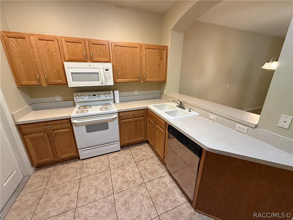 2 bed, 2.5 bath, 1359 sqft, $1,600 — Photo 4