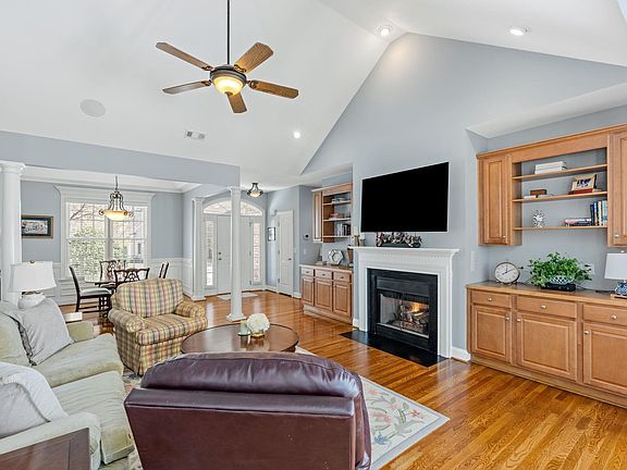 3rd image of 405 Wennington Pl