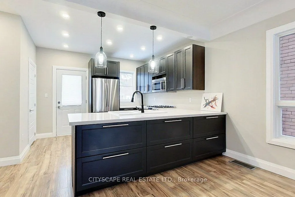 4 bed, $2,500 — Photo 1