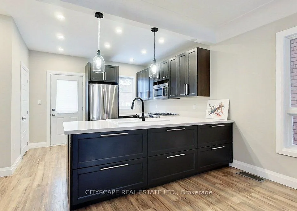 39 Holton Ave N