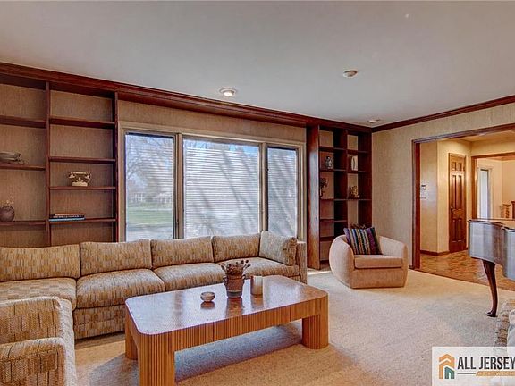 5th image of 8 Valley Forge Dr
