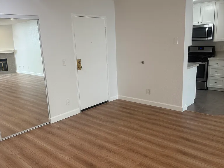 Barrington Apartment — Photo 12