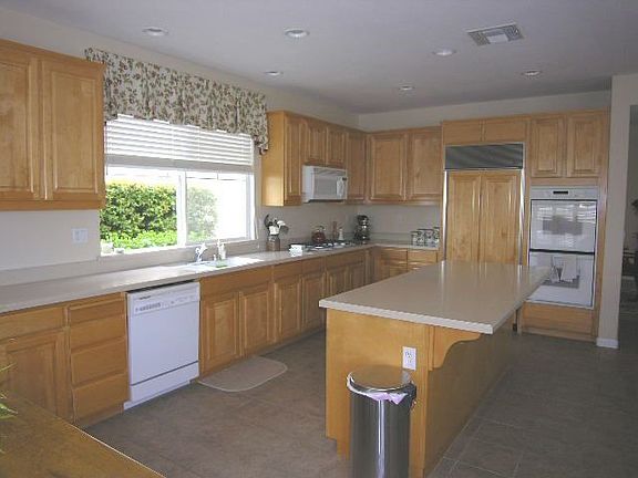 Large Kitchen for the Chef!