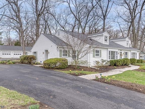 5th image of 321 Sharon Way #A