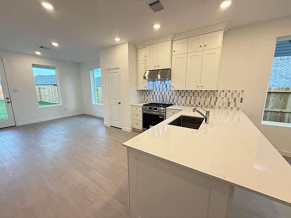 3rd image of 31815 Blossom Ln