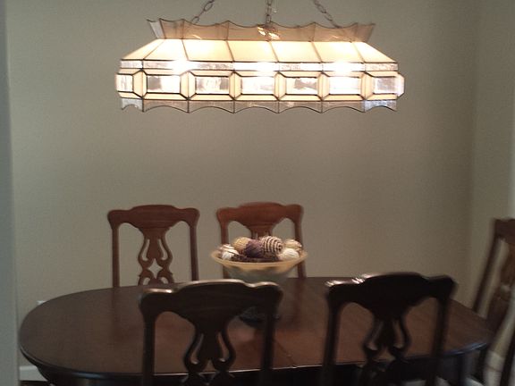 dining w/ vaulted ceiling