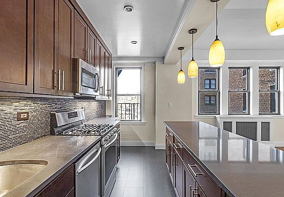 3rd image of 37 W 72nd St APT 10D