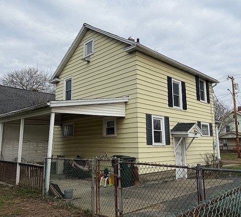 3rd image of 321 Superior St