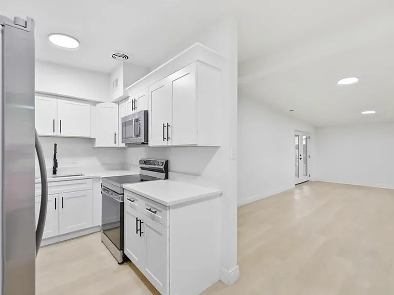 2817 Touraine Ave — Photo 10