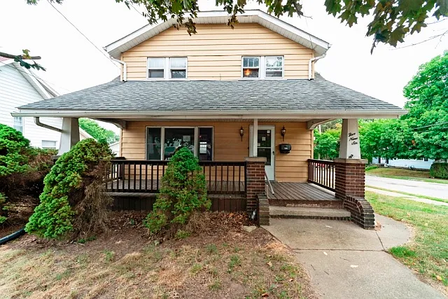 596 Orchard Ave photo 1