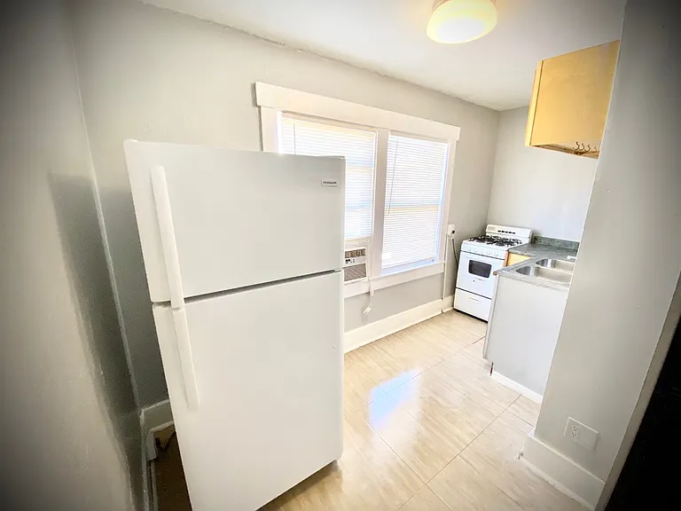 725 E 5th St #7 — Photo 5
