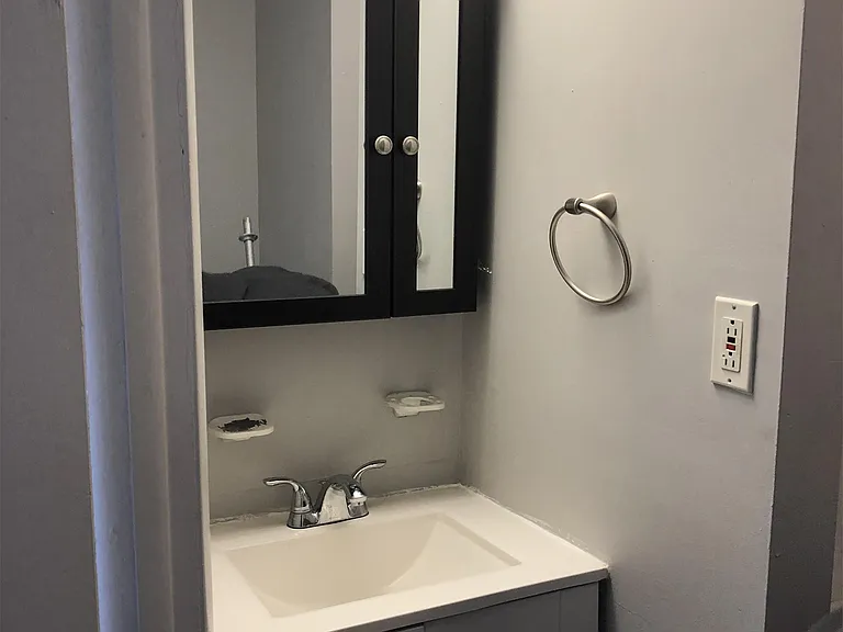 27 Hudson Ave — Photo 10