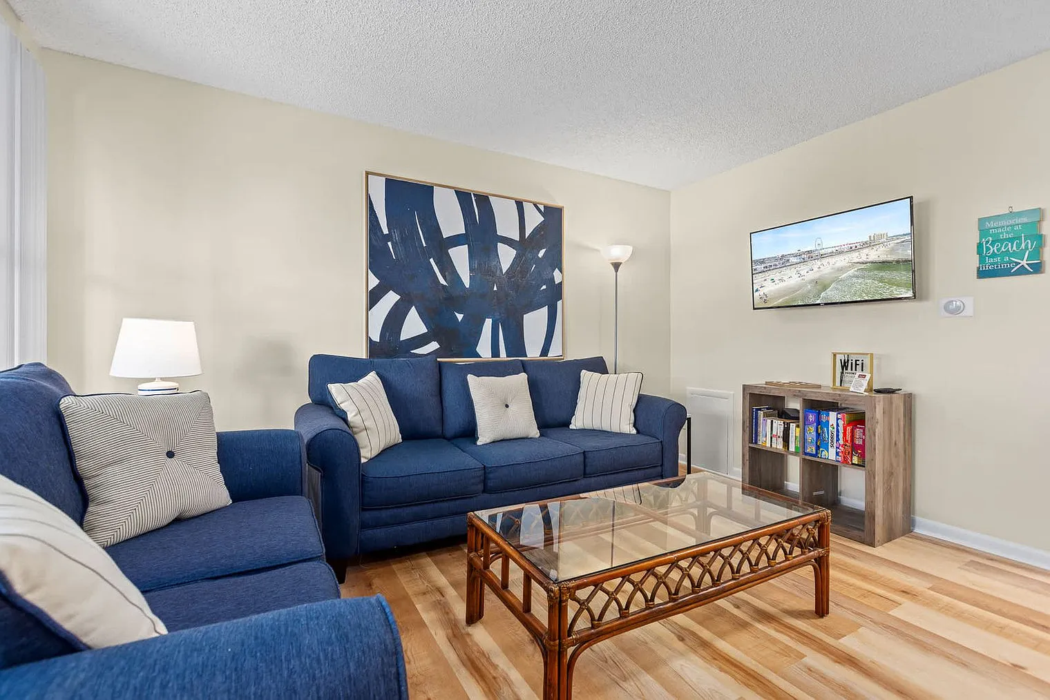 1 bed, 1.0 bath, 592 sqft, $4,301 — Photo 2