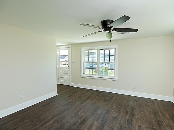 4th image of 806 Coulon Rd