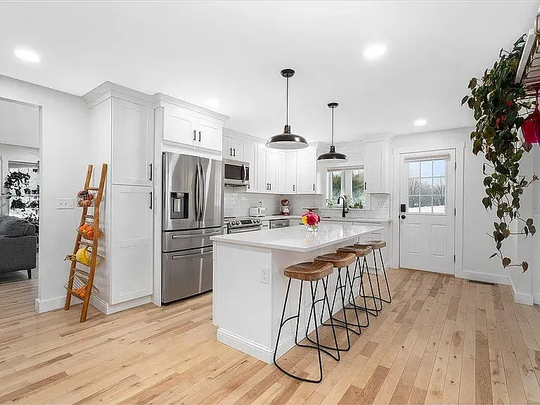 140 S Mast St — Photo 2