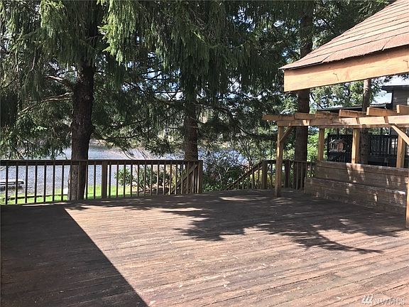 4th image of 680 SE Crescent Dr