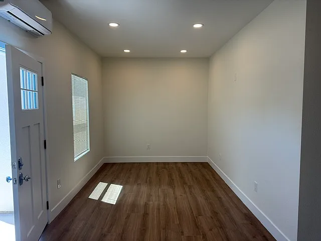 1/2 Acacia Ave — Photo 3