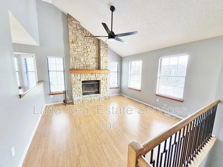 228 SE Bristol Dr — Photo 5