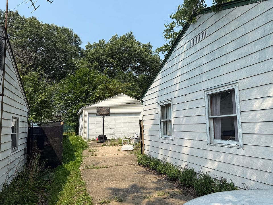 2nd image of 2212 Warren St