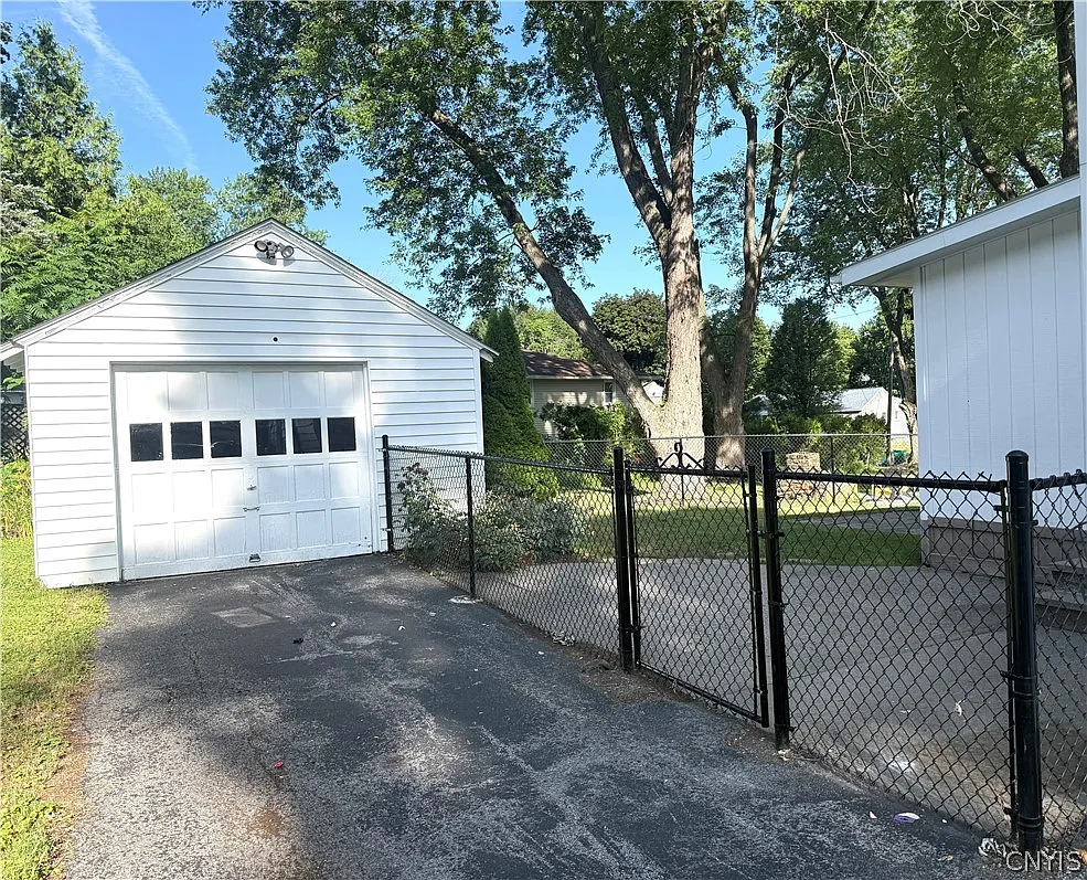 4 bed, 2.0 bath, 1386 sqft, $2,500 — Photo 2