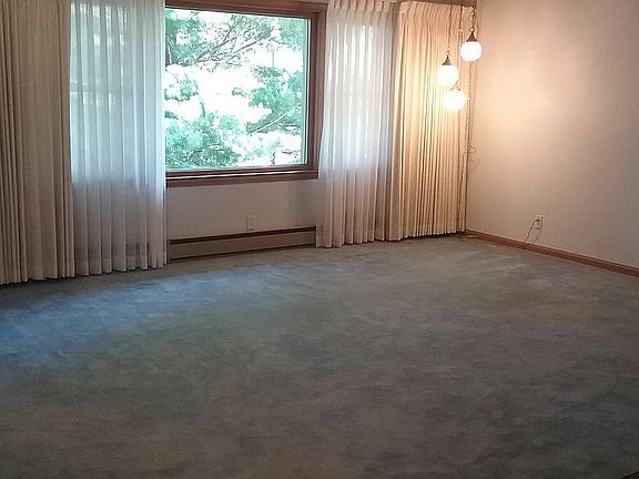 Living room 16' x 21' dim