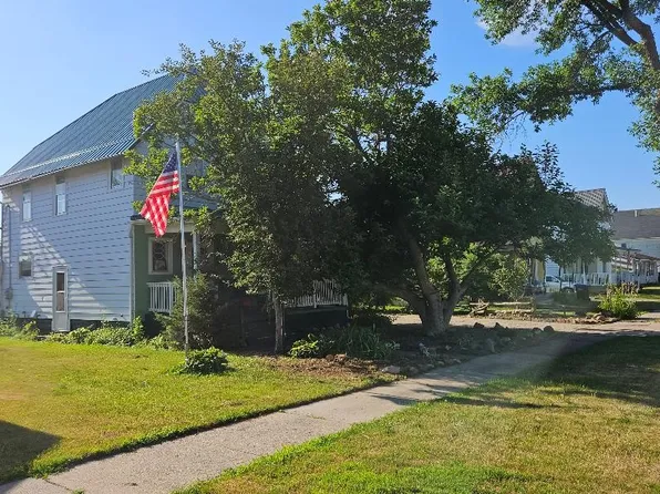 909 8th Ave, Belle Plaine, IA 52208