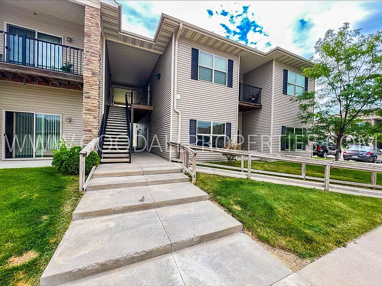 1211 NE Windsor Dr #105 — Photo 1